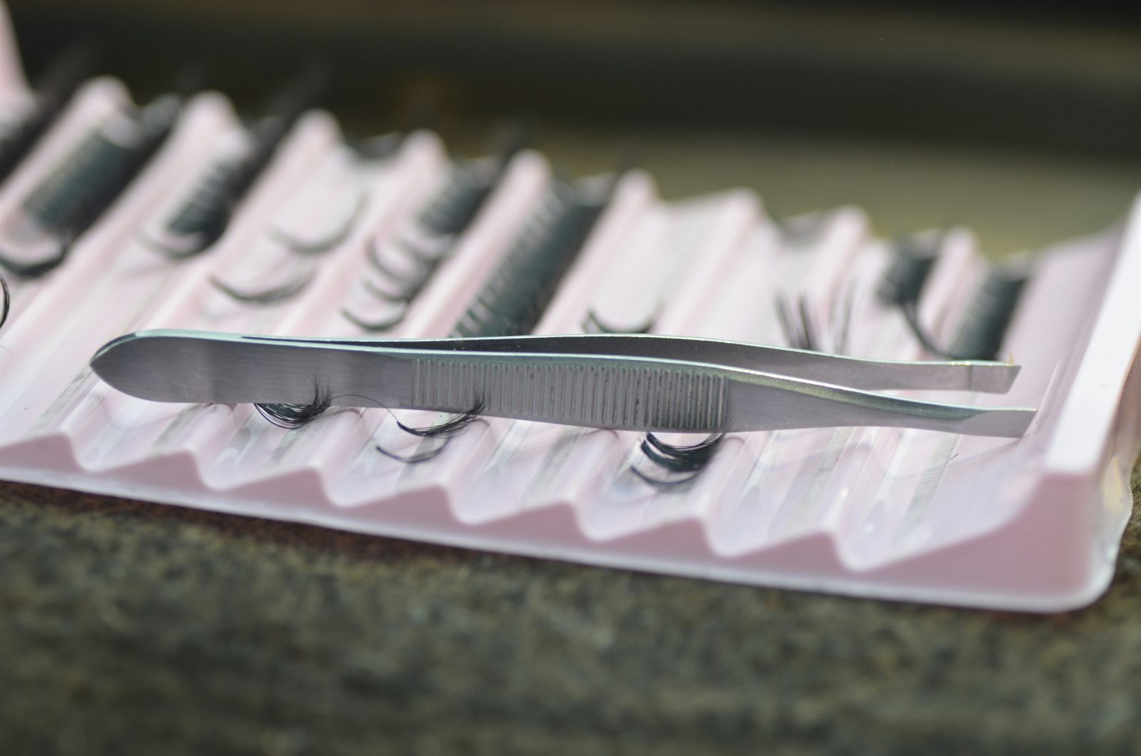 Pince et plateau utilisés pour le rehaussement de cils